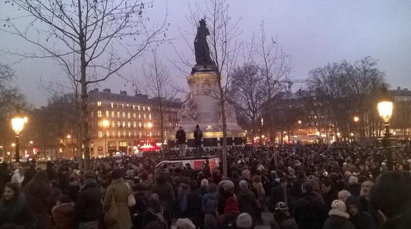 En París, centenares de personas se reunieron para condenar el atentado.