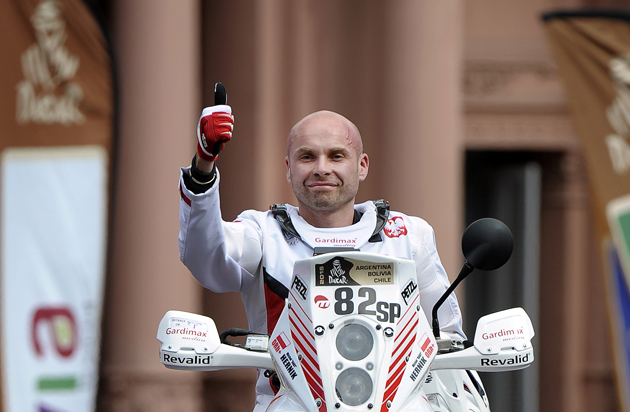 El piloto Michal Hernik fue hallado sin vida a 300 metros de la pista del Rally Dakar