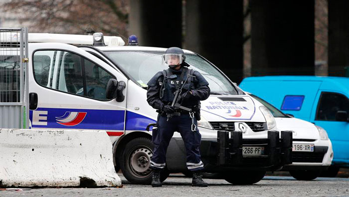 Se ha desplegado un cordón policial en las principales vías de comunicación desde y hacia París.