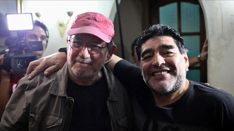 Maradona le regaló a Silvio Rodríguez una camiseta de 