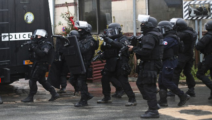 Los agentes militares franceses se encuentran desplegados en escuelas judías y sinagogas. (Foto: www.infonews.com/)