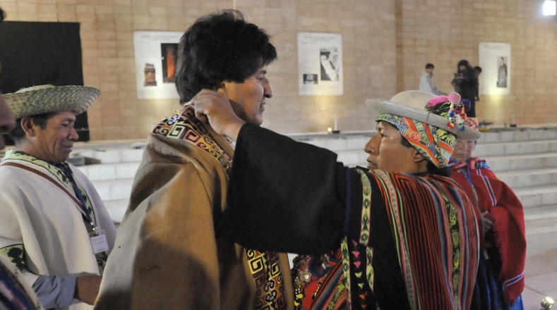 Amautas aymaras vistieron  al presidente Evo Morales con el traje ceremonial que simboliza el equilibrio entre lo emocional y racional.