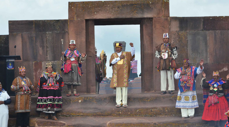 Momento en que se entona las notas del himno nacional de Bolivia.