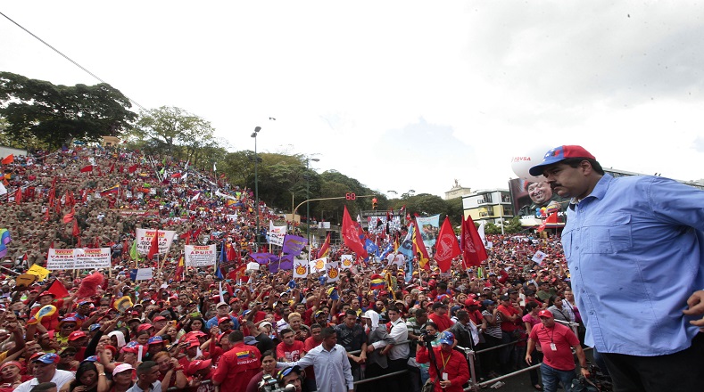 El mandatario venezolano acompañó al pueblo y pidió investigar el golpe económico en Venezuela.