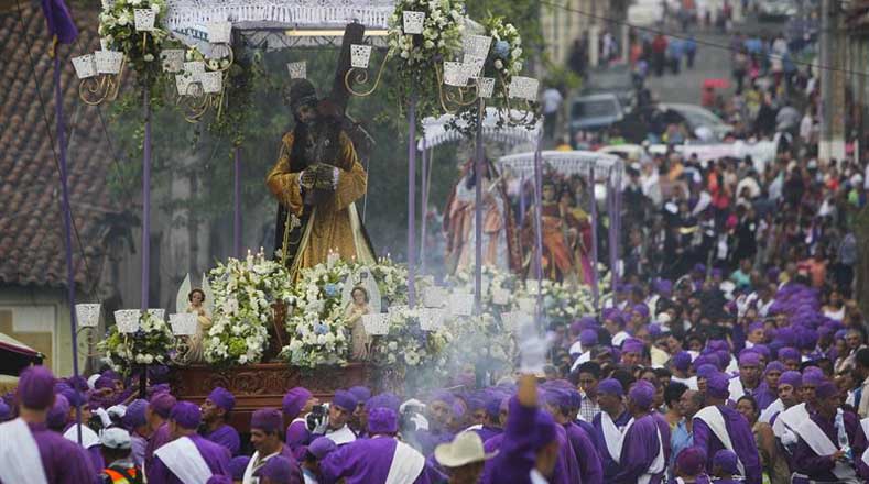 La procesión más larga que hacen en Izalco, occidente de El Salvador, donde se realiza la procesión de los Cristos. Esta actividad tiene más de 150 años de tradición. 