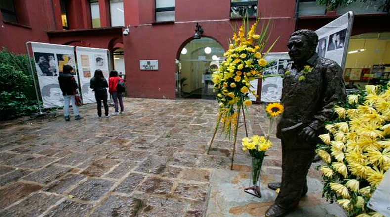 Las flores amarillas abundaron en los homenajes al grande de las letras suramericanas. 
