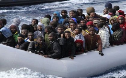 Ciento de personas se arriesgan a cruzar el Mediterráneo intentando entrar a un país de la UE, pero muchos pierden la vida en el intento. 