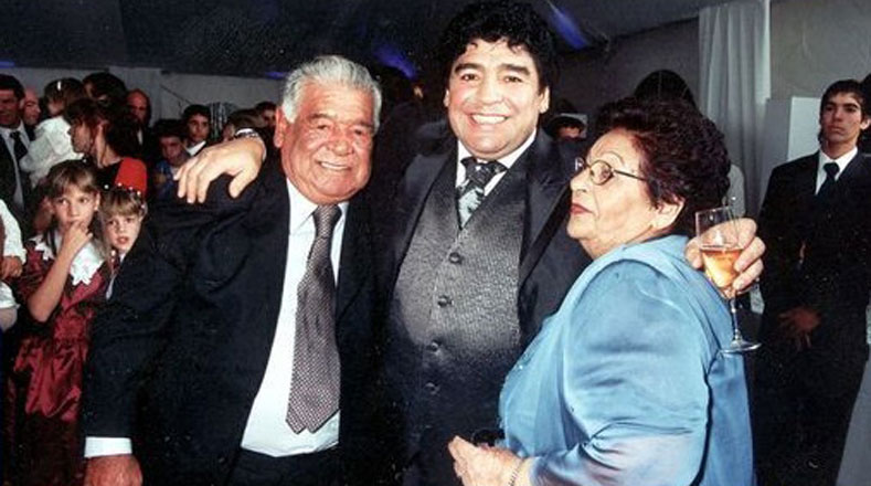 En 2011, Maradona perdió a su madre, Dalma Salvadora Franco, conocida como Doña Tota, a los 81 años de edad, tras padecer una afección cardíaca.