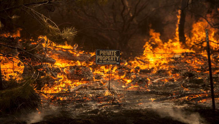 Expertos aseguran que el incendio avanzó rápido porque el terreno en el condado Lake, al que es difícil de acceder, está muy cubierto de arbusto y madera.