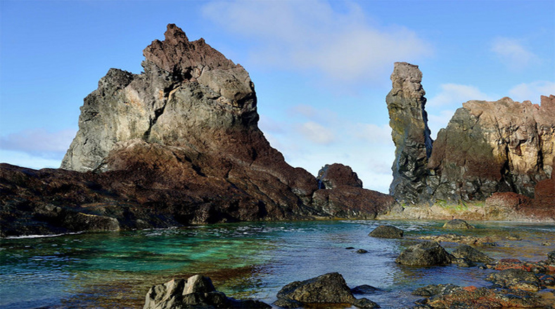La isla es un enclave de tipo volcánico y con paisajes rocosos pero también tiene zonas de vegetación y un mar azul.