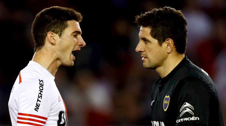 Lucas Alario muestra su enfado tras un ocasión de gol fallada ante el guardameta de Boca, Agustín Orion