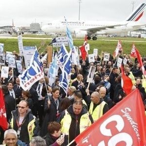 Air France protesters attack executives, rip their clothes off (PHOTOS).