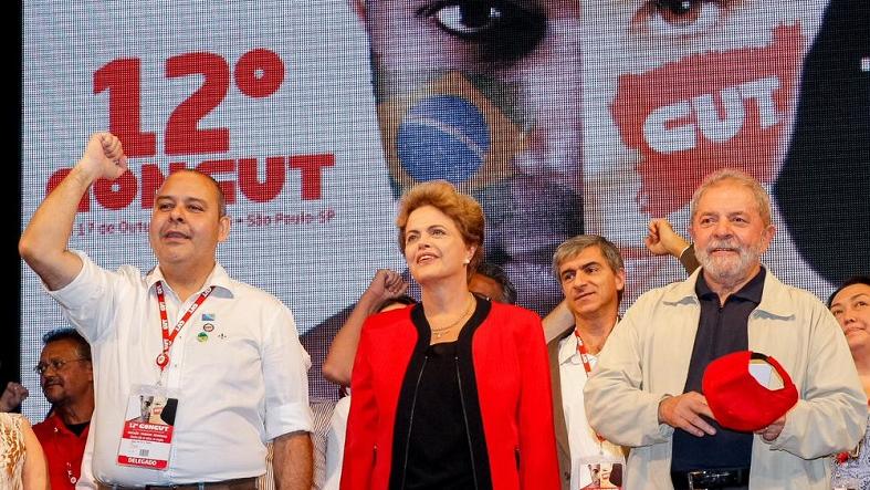 Trade union leader Vagner Freitas (L), President Dilma Rousseff (C), and former President Luiz Inacio Lula da Silva greet the 12th congress of the Brazilian Trade Union Confederation in Sao Paulo, Oct. 13. 2015.