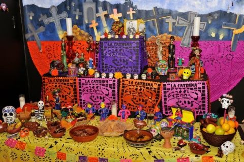 Calaveras, altares y flores para llamar a los muertos en México | Noticias  | teleSUR