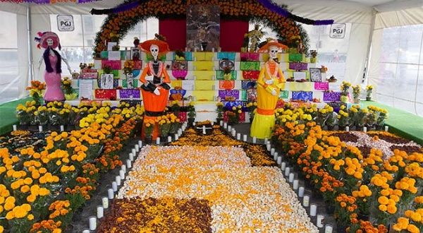 Calaveras, altares y flores para llamar a los muertos en México | Noticias  | teleSUR