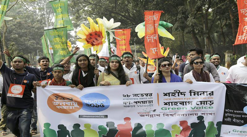 Ambientalistas, activistas sociales, representantes de organizaciones no gubernamentales y estudiantes desfilan por las calles de Bangladés con pancartas y mensajes por el cambio climático.