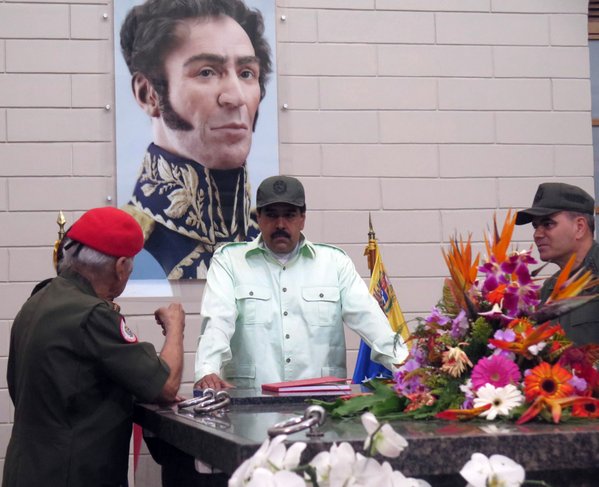 El mandatario venezolano condenó el retiro de los cuadros del comandante Hugo Chávez y El Libertador Simón Bolívar