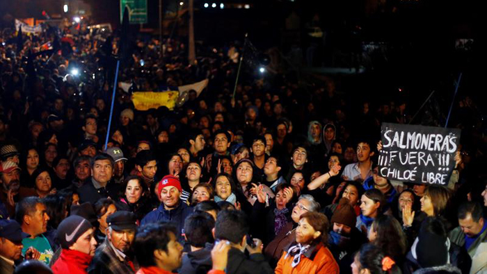 Cientos de manifestantes denuncian la tardía reacción del Gobierno.