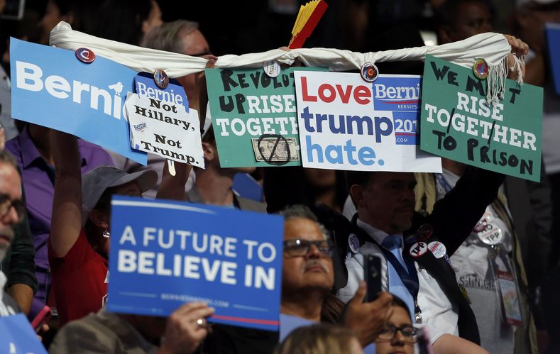 Un grupo de seguidores de Sanders y desencantados por la elección de Hillary gritan 