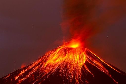 Volcán Ecuatoriano Tungurahua Continúa Arrojando Cenizas Y