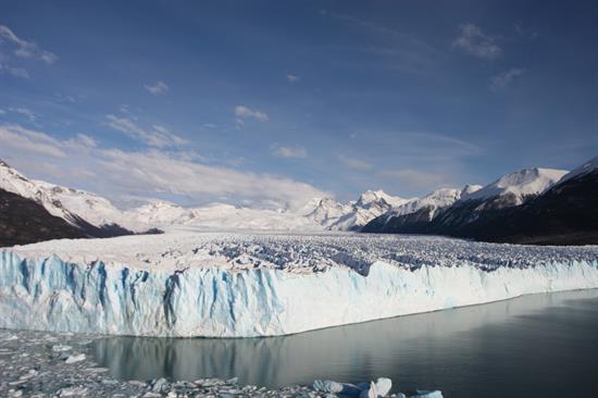 Un glaciar es una gruesa masa de hielo que se origina en la superficie terrestre por acumulación, compactación y recristalización de la nieve.