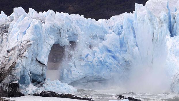 El arco, de 250 metros de ancho y 70 de alto aproximadamente, forma parte del Perito Moreno, considerado un glaciar en equilibrio que sigue creciendo y que a veces forma un dique natural de hielo.