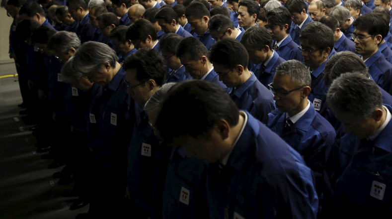 Empleados de TEPCO, en Tokio, toman parte en un momento de silencio a las 14:46 hora local 