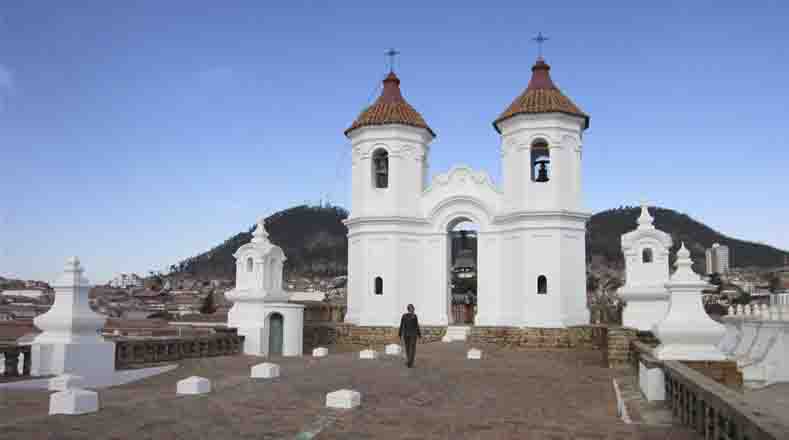 Casas blancas son las protagonistas de los paisajes históricos de la ciudad de Sucre, en Bolivia,  el departamento de Chuquisaca.