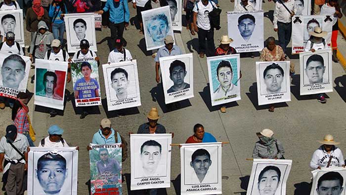 Los padres de los normalistas desaparecidos se mantienen en las calles para exigir la aparición con vida de los jóvenes (Reuters)