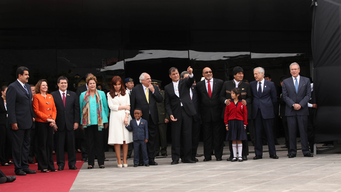 Cada Mandatario se quedó con una parte de la cinta posterior al acto de inauguración. (Foto: Presidencia de Ecuador)