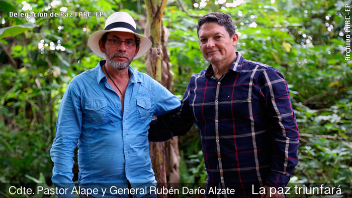El garante por parte del secretariado de las FARC Pastor Alape en compañía del general Rubén Darío Alzate. (Foto: teleSUR)