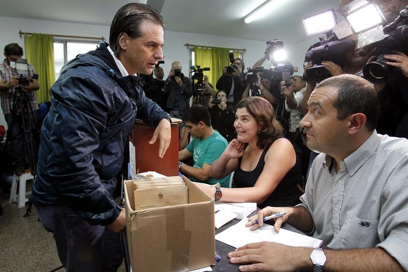 Luis Lacalle Pou salió desfavorecido en las encuestas previas al segundo balotaje. (Foto: EFE)