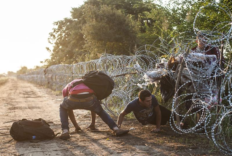 El muro pretende detener el flujo de migrantes en Hungría.