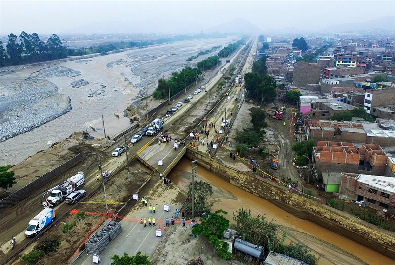 Fotografía aérea del río Huaycoloro luego de que se desbordara en la zona de Campoy, en el distrito de San Juan de Lurigancho en la ciudad de Lima (Perú)