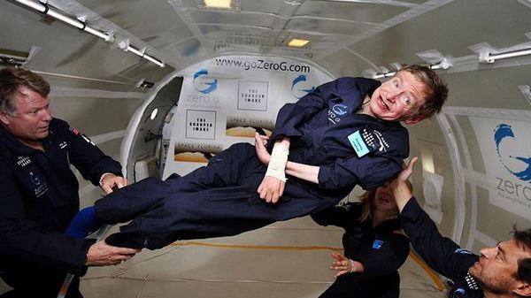 Stephen Hawking participó de un vuelo que simula la ingravidez en el espacio