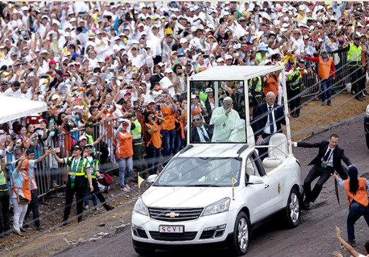 Los creyentes celebraron con euforia la llegada del sumo pontífice.