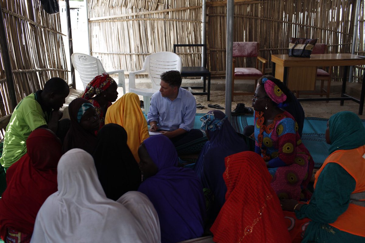 El director adjunto de Unicef, Justin Forsyth, visitó a familias y niños afectados por el conflicto en el estado de Borno.