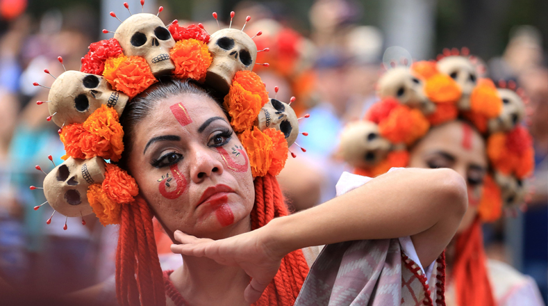 Enormes calaveras, orquestas de esqueletos, más de 800 danzantes de culturas originarias del país y diablos de bigotes largos que se acercaban para asustar a los presentes en el centro de la Ciudad de México.