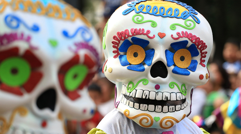 El Día de los Muertos es una tradición mexicana que señala el regreso de las almas de los seres queridos a sus casas para convivir con sus allegados. 
