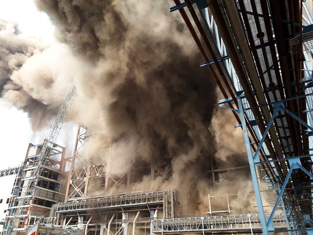 La compañía que administra la central indicó que seguirán las operaciones de rescate iniciadas luego de la explosión.