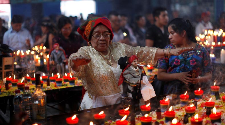 Los guatemaltecos recuerdan este 1 de noviembre, Día de los Santos, con una mezcla de ancestrales ritos paganos con tradiciones católicas traídos por los españoles en los siglos 16 y 17.