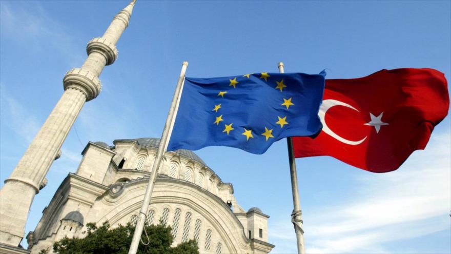 Los europeos decidieron en paralelo reducir en 105 millones de euros menos en pagos, sus ayudas a Turquía.