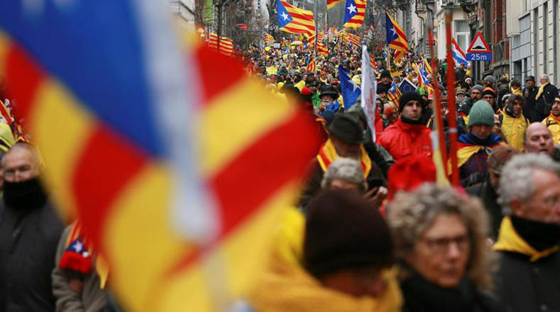 Los manifestantes piden a la Unión Europea tomar posición frente a la crisis política.