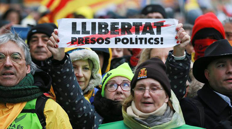 Los manifestantes se solidarizan con los encarcelados por participar en el referendo del pasado 1 de agosto.