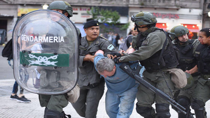 El accionar de los gendarmes dejó varios heridos y detenidos.