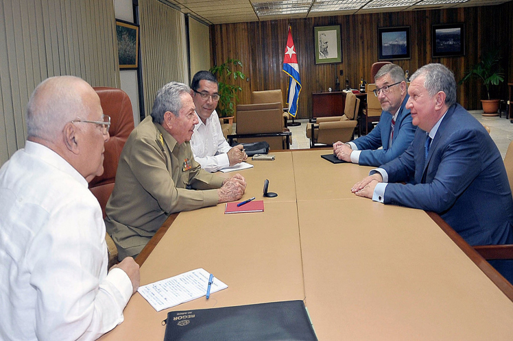 En el encuentro también estuvo presente el embajador de Rusia en Cuba, Mikhail L. Kamynin.