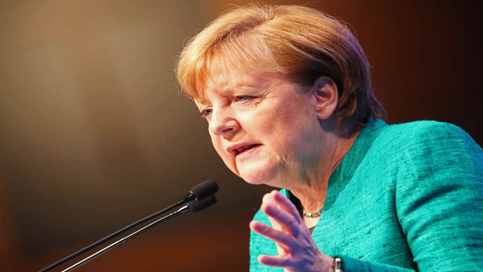 La canciller Angela Merkel se reunirá en enero con representantes del Partido Socialdemócrata para discutir sobre la conformación de una 