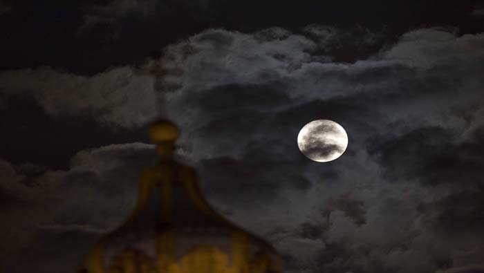 Imagen de una luna llena detrás de la cúpula de la catedral del centro histórico de Ciudad de Guatemala, del 5 de mayo de 2012.