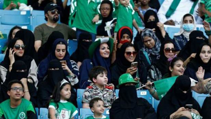 De acuerdo a la medida las mujeres deberán acudir a los partidos de fútbol en compañía de familiares hombres y nunca solas.