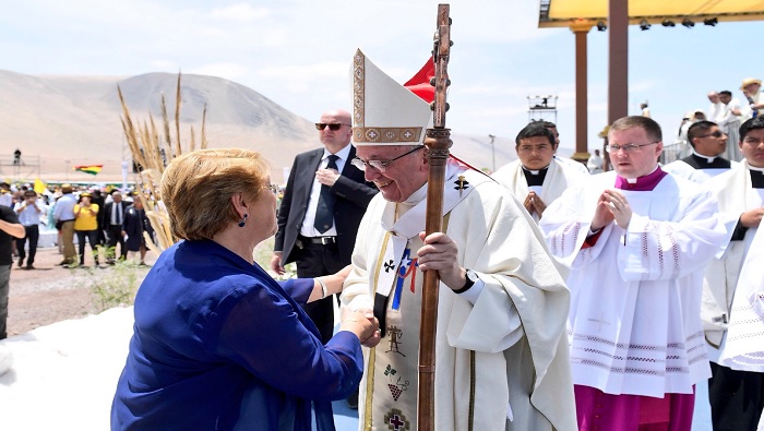 El papa Francisco se despidió en el aeropuerto de Iquique y partió hacia Perú.